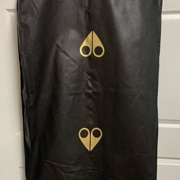 Ready for the cold weather with a Moose Knuckles new Stirling Parka - Picture 6 of 7